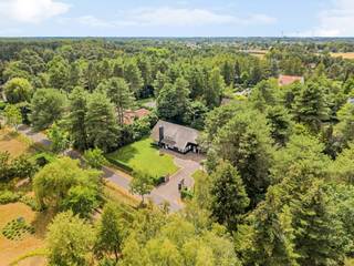 Prachtige luxe-villa op perceel van 2.263 m² met mooi aangelegde tuin gelegen op een residentiële en bosrijke ligging te Neerpelt-Pelt (Grote Heide). Ruime inkomhal met gastentoilet, riante leefruimte, mooie landelijke leefkeuken met aansluitend praktische bijkeuken, dubbele carport en dubbele losstaande garage met achterliggende berging. Op de 1ste verdieping masterbedroom, luxe-badkamer, 3 bijkomende slaapkamers, 2de badkamer en 2 aparte dressings<br /><br />Ruime opbergzolder en kelder aanwezig.<br /><br />Mooi aangelegde tuin met zowel open als overdekt terras en wellnessruimte (reeds voorzien van douche).<br /><br />Gelijkvloers:<br />De prachtige inkomhal met gastentoilet biedt enerzijds toegang tot de leefkeuken en anderzijds tot de riante T-vormige leefruimte voorzien van gezellige gashaard en badend in het licht. De leefruimte is opgedeeld in een eetkamer, zitkamer en aparte bureauhoek. Aansluitend aan het leefgedeelte treffen we de luxueuze leefkeuken voorzien van alle inbouwapparatuur: wijnkoelkast, grote koelkast + vriesvak, vaatwasser, combi-oven, inductiekookplaat, Quooker. Praktische bijkeuken/wasplaats aansluitend aan de keuken.<br />De grote ramen aan de achterzijde van de woning bieden een prachtig zicht over de tuin voorzien van prachtig overdekt terras. <br /><br />Eerste verdieping:<br />Op de eerste verdieping is er de masterbedroom met op maat gemaakte kasten en ingerichte badkamer, voorzien van een ligbad, douche, dubbele wastafel en toilet.<br />Verder bevinden er zich op deze verdieping 3 bijkomende slaapkamers, een 2de badkamer (wastafel, toilet en douche) en veel op maat gemaakte kasten en opbergruimte. Op de overloop is tevens een valluik voorzien naar de ruime opbergzolder.<br /><br />Tuin:<br />Prachtig aangelegde onderhoudsvriendelijke tuin met het overdekte terras. Dubbele garage met voorliggende carport en achterliggende tuinberging. In dit gebouw is tevens een ruimte voorzien voor wellness (douche reeds aanwezig).<br /><br />Uiterst stijlvol geheel! <br /><br />Bijzonderheden: <br />- Renovatie 2021<br />- Volledig omheind perceel met automatische poort vooraan<br />- Alarm <br />- 16 zonnepanelen aanwezig (moeten nog aangesloten worden) - energielabel B bij aansluiting van deze 16 zonnepanelen + 5 extra panelen<br />- Airco aanwezig in leefruimte<br />- Luxe en kwaliteitsvolle materialen gebruikt<br />- CV op aardgas <br />- Veel opbergruimte voorzien doorheen de woning<br />- kelder en zolder<br />- Grondwaterput (op 7m) aanwezig voor de beregening van de tuin <br /><br />EPC 232 kWh/m² (label C)