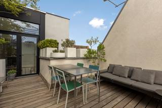 Gelegen aan de charmante Vrijdagsmarkt bevindt zich deze unieke, atypische woning met garage en zuidgericht dakterras, in het hart van Antwerpen.<br /><br />Bij het betreden van de woning komt u binnen in een uitzonderlijk ruime garage met plaats voor twee wagens achter elkaar en voorzien van voldoende bergruimte. Achteraan zijn tevens de aansluitingen voorzien voor een wasruimte.<br /><br />Op de eerste verdieping bevindt zich achteraan de master bedroom, gekenmerkt door een hoog plafond en authentieke balken, met ensuite badkamer, voorzien van een inloopdouche, ligbad, toilet en wastafel. Vanuit de slaapkamer geniet je van een rustgevend uitzicht op de binnenkoer met Japanse esdoorn. Vooraan op deze verdieping bevindt zich een polyvalente ruimte die perfect kan dienen als bureau of extra slaapkamer.<br /><br />De tweede verdieping omvat aan de achterzijde de lichtrijke leefruimte, eveneens georiënteerd naar de binnenkoer. Aan de voorzijde bevindt zich een bijkomende slaapkamer met ensuite douche. Op de nachthal is een apart gastentoilet voorzien.<br /><br />Op de bovenste verdieping bevindt zich een ruime, lichtrijke keuken, uitgerust met alle hedendaagse comfort (SMEG-toestellen). Aansluitend geeft deze verdieping toegang tot het zuidgerichte terras (zonder inkijk), dat een prachtig uitzicht biedt op de Boerentoren, de Onze-Lieve-Vrouwekathedraal en de Vrijdagsmarkt.<br /><br />Verder beschikt de woning over een ruime kelder met hoge plafonds, ideaal als extra bergruimte.<br /><br />Deze eigendom geniet van een uitstekende ligging, vlakbij talrijke winkels, horecagelegenheden, openbaar vervoer en culturele bezienswaardigheden in het centrum van Antwerpen.<br /><br />Grote troeven:<br /><br />- Centraal in historisch centrum<br />- Vernieuwde ramen (niet opgenomen in EPC)<br />- Elektriciteit conform<br />- Geïsoleerde achter- en zijgevel<br />- Digitale meters<br />- Ruime garage met parkeermogelijkheid<br />- Zuidgericht dakterras zonder inkijk<br /><br />Een interessante opportuniteit voor wie op zoek is naar een karaktervolle woning met ruimte en potentieel op een toplocatie.