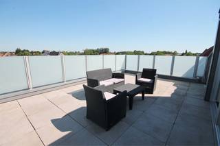 Dit dakappartement als loft ingericht bevindt zich in het centrum van Lochristi, op wandelafstand van winkels, scholen en bushalte.<br />Het appartement omvat living met open ingerichte keuken en toegang tot het ruime mooie dakterras van 34m², badkamer met inloopdouche en toilet, aparte berging, grote ruime slaapkamer. Er is GEEN lift aanwezig.<br />Beschikbaar vanaf 1/08/2026<br />Huurprijs: 895,00€/mnd + 50,00€ alg kosten/mnd = 945,00€/mnd. Inclusief brandverzekering huurder.<br />Interesse in dit appartement? Mail ons met uw naam EN telefoonnummer: info@loimmo.be<br />Wij contacteren u, geen telefonische afspraken!