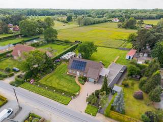<p>Op een unieke, landelijke toplocatie in Bonheiden vindt u deze karaktervolle en kwalitatief afgewerkte woning met een royale bewoonbare oppervlakte van 286 m². De woning combineert ruimte, comfort en authenticiteit met een prachtig groen uitzicht en een uitzonderlijk perceel van net geen 30 are.</p><p>Op het gelijkvloers verwelkomt de inkomhal u in een ruime en lichtrijke leefruimte met gezellige uitstraling. Aansluitend bevindt zich de volledig geïnstalleerde landelijke keuken, voorzien van alle comfort, met praktische berging en aparte wasplaats. Verder beschikt het gelijkvloers over een veranda, een recente badkamer met inloopdouche, een apart toilet, een inpandige garage en een bureauruimte die ook perfect dienst kan doen als slaapkamer.</p><p>Op de verdieping zijn er drie volwaardige slaapkamers, waarvan één met dressing en een berging met lavabo. Daarnaast is er een ruime bergzolder aanwezig, ideaal voor extra opslagruimte.</p><p>Ook buiten is het heerlijk vertoeven. De prachtig aangelegde tuin met terras en deels overdekt terras biedt volop privacy en een weids zicht op het achterliggende groen. De carport en praktische bijgebouwen maken het geheel extra functioneel.</p><p>Een unieke kans voor wie op zoek is naar ruimte, comfort en landelijk wonen op een uitstekende locatie.</p>