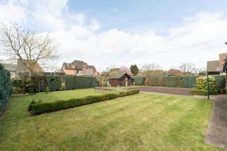<strong>--- NIEUW --- Op te frissen ruime landelijke woning te Drongen!</strong><br /><br /><strong>👉 BEZOEKMOMENT ZATERDAG 20/06! U kan de online kalender voor het bezoekmoment en de vastgoedvideo terugvinden via onze eigen website www.vastgoedspruyt.be.</strong><br /><br /><strong>Algemeen;</strong><br />Zeer mooie kwalitatieve fermettewoning (bj. 1985), gelegen op een zeer rustige locatie en op wandelafstand van het dorpscentrum. De woning heeft een bewoonbare oppervlakte van zo'n 202m². Gelegen op een perceel van 877m²,<br /><br /><strong>Indeling;</strong><br />De woning heeft een lichtrijke eetruimte en leefruimte met haard en zicht op de zongerichte tuin. Ook de aansluitende keuken heeft zicht op deze achtertuin. Gekoppeld aan deze woning is er een veranda. Gelijkvloers is er verder nog een wasplaats die uitgeeft in de garage, inkomhal met gastentoilet en een afzonderlijke slaapkamer en badkamer. Op de verdieping zijn er op heden 2 volwaardige slaapkamers, echter kan deze heringedeeld worden (extra slaapkamer of badkamer). Er is een ruime oprit voor 2 wagens.<br /><br /><strong>Bijkomende troeven;</strong><br />- Zeer rustige en vlot bereikbare ligging.<br />- Open bebouwing.<br />- Grote zongerichte tuin.<br />- Beperkte opfrissingswerken.<br />- Structureel kwalitatief gebouw.<br />- ...<br /><br />De verkoopdocumenten zijn ter inzage via: https://vastgoedspruyt.sharepoint.com/:f:/g/IgAD-UvjlX8qSY09lvdPfRy0AV8zmewcX19sCmPgDoWWKwU?e=wOxQgc<br /><br /><strong>VANAFPRIJS: €459.000,-</strong><br /><strong>Interesse in deze unieke opportuniteit?<br />📞 Contacteer Michel Spruyt via 09/311.89.90<br />🌐 Of vraag uw bezoek aan via www.vastgoedspruyt.be<br /><br />Vg, Wg, Gmo, Gvkr, Vv. Geen asbestvrije woning - Geen beschermd monument - Geen bouwkundig erfgoed - Overstromingsgevoeligheid; P & G-score; A.</strong><br /><br />Dit pand is onderhevig aan de renovatieverplichting die door de Vlaamse overheid wordt opgelegd voor residentiële gebouwen. Consulteer voor meer informatie de website van het Vlaams Energie- en Klimaatagentschap via https://www.vlaanderen.be/een-woning-kopen/renovatieverplichting-voor-residentiele-gebouwen.<br /><br />