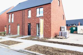 Lot 53: Deze halfopen bebouwing heeft 3 slaapkamers, een autostaanplaats, en een perceeloppervlakte van 166 m². De zolder is af te werken tot extra kamers. Deze woning is gelegen in een uniek concept in Roeselare De Vlieger: hier krijg je het beste van twee werelden: in je privétuin beleef je gezellige gezinsmomenten, in de groene deeltuin ontmoet je je buren en genieten kinderen van een veilige speelomgeving. De buurt ligt op 10 minuten fietsen van het centrum van Roeselare met alle noodzakelijk voorzieningen en voldoende horeca en ontspanningsmogelijkheden.<br />Kortom, deze Matexi-buurt geeft jouw woondroom vleugels!<br /><br />Interesse of vragen? Contacteer vrijblijvend onze sales consultant Renzo Vanneste op 051 28 01 49 of via mail renzo.vanneste@matexi.be.