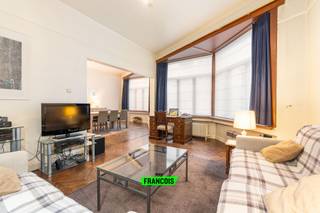 In het hart van Oostende treffen we dit ruim, lichtrijk appartement aan. Het pand is steeds met de nodige zorg onderhouden en is perfect instapklaar. Ze geniet daarenboven van talrijke troeven. <br /><br />Eerst en vooral is er de uitermate gunstige ligging pal in het centrum van Oostende. U heeft alle faciliteiten binnen handbereik, gaande van winkels tot horeca, openbaar vervoer en uiteraard het strand. <br /><br />Daarenboven betreft het een zeer lichtrijk appartement. Dankzij de brede raampartijen en hoge plafonds is er steeds een lichtrijk en open gevoel. Er is ruimte voor zowel een eet-als leefhoek, die naadloos in elkaar overvloeien en toch hun eigenheid behouden. <br /><br />Aanpalend is er de ruime keuken die functioneel uitgerust is. Er zijn twee zeer grote slaapkamers aanwezig. In de badkamer is er een lavabo alsook bad/douchecombinatie. <br /><br />Er is een gemeenschappelijke fietsenberging in het gebouw alsook een privatieve kelder. Tot slot is er dus ook de mogelijkheid tot aankoop van een autostaanplaats in een nabij gelegen parking. <br /><br />Bent u op zoek naar dé ideale uitvalsbasis aan zee? Aarzel dan niet en neem contact op voor meer info of een afspraak!<br /><br />