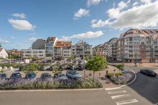Modern 2-slaapkamerappartement met open zicht over het Abraham Hansplein, vlakbij de Lippenslaan en op wandelafstand van de Zeedijk-Albertstrand. Prachtige residentie in Anglo-Normandische stijl ! <br /><br />Lichtrijk appartement in een zeer mooi, recent gebouw (bouwjaar 2012) met een ruim terras vooraan. <br />De lichtrijke woonkamer biedt toegang tot een prachtig terras met zicht op het bekende Abraham Hansplein.<br />De moderne keuken is voorzien van alle moderne apparatuur waaronder een stoomoven en biedt extra opbergruimte met de aaneensluitende berging die voorzien is voor aansluiting van een wasmachine.<br /><br />Het appartement beschikt over 2 ruime slaapkamers, waarvan 1 met dubbele lavabo en ligbad en toilet. Daarnaast is het appartement ook voorzien van een douchekamer met inloopdouche. Apart toilet. <br /><br />Verder beschikt de residentie over een personenlift alsook over een grote fietslift, waardoor u makkelijk de fietsen kunt parkeren in de kelderverdieping. <br /><br />Het gebouw is uitstekend gelegen op wandelsafstand van de Lippenslaan, restaurants en openbaar vervoer.<br /><span>EPC : 79m² (UC: 3452532)</span>