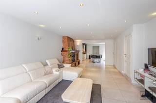 Bent u op zoek naar een ruime woning met als kers op de taart een groot magazijn? Dan is dit zeker iets voor u.Op een boogscheut van natuur,...