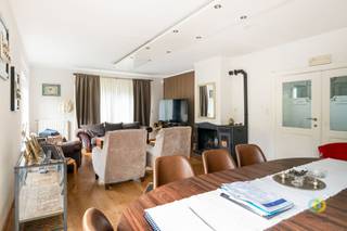<p><span>Op een strategische ligging in Grimbergen, met een vlotte verbinding naar Brussel en de Ring, bevindt zich deze ruime villa met 5 slaapkamers, een ondergrondse garage en tal van mogelijkheden. De woning is instapklaar en biedt dankzij de aangename ruimtes en praktische indeling een uitstekende basis om volledig naar eigen smaak in te richten. Via de inkomhal met vide komt u in de ruime leefruimte, die dankzij de grote raampartijen geniet van een aangename lichtinval en een mooi ruimtegevoel. Aansluitend bevindt zich de ruime leefkeuken. Mits de nodige aanpassingen kan deze worden opengetrokken naar de leefruimte, waardoor een grote en hedendaagse leefomgeving ontstaat. Een eerste slaapkamer of bureau vervolledigt het gelijkvloers. Op de verdieping bevinden zich vier volwaardige slaapkamers, een gerenoveerde badkamer en een afzonderlijk toilet. De woning beschikt bovendien over een zeer ruime ondergrondse garage die zich over de volledige diepte van de woning uitstrekt. Ook buiten biedt de woning aangename mogelijkheden. De gezellige tuin werd met het oog op onderhoudsgemak ingericht met een houten terras, maar kan opnieuw verder met groen worden aangelegd. De woning valt onder de energetische renovatieverplichting. Na aankoop dient de woning binnen 6 jaar energetisch gerenoveerd te worden tot minstens EPC-label D. Dit biedt tegelijk de mogelijkheid om de woning toekomstgericht verder te moderniseren en naar eigen wensen aan te passen.</span><span> </span></p>