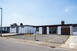OVER DE WONINGDeze halfopen bungalow op een perceel van 365 m² biedt 153 m² woonoppervlakte en tal van mogelijkheden. Dankzij de volledig...