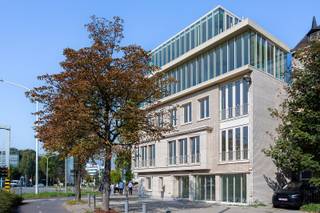 Dit hoogwaardig afgewerkt kantoorgebouw is gelegen op een zichtbare hoek locatie aan de Desguinlei en de Karel Oomsstraat, in de gewilde Markgravewijk, net binnen de Antwerpse Binnensingel. De uitstekende bereikbaarheid maakt deze locatie bijzonder interessant voor professionals, dienstverleners en handelaars die op zoek zijn naar een kantoorruimte met uitstraling én vlotte verbindingen. Dankzij de nabijheid van de opritten Berchem (E19/E34), het station Antwerpen-Berchem, en diverse tram- en busverbindingen voor de deur, is het gebouw eenvoudig bereikbaar en biedt de prominente ligging bovendien extra zichtbaarheid en commerciële meerwaarde.<br /> <br />Dit gerenoveerde kantoorgebouw naar ontwerp van sculp[IT]architecten omvat maar liefst 6 niveaus, met een totaal bruikbaar oppervlak van ca. 425 m², aangevuld met een privatief terras op de bovenste verdieping. Het geheel is recent volledig gerenoveerd/opgetopt met oog voor kwaliteit, comfort en hedendaags design.<br /> <br />Indeling:<br />•Kelder: 55 m² – ideaal voor archief, stockage of technische installaties<br />•Gelijkvloers: 85 m² – representatieve inkomhal en polyvalente kantoorruimte of afzonderlijke (handels/horeca ruimte) <br />•1e verdieping: 95 m² – open werkruimte of mogelijkheid tot indeling in kantoren<br />•2e verdieping: 85 m² – aansluitende kantoorruimte, vergaderruimte mogelijk<br />•3e verdieping: 65 m² – lichtrijke verdieping, bijv. directiekantoor of lounge<br />•4e verdieping: 40 m² – afgewerkt met een privé terras van 6 m²<br /><br />Uitzonderlijk mooi afgewerkt kantoorgebouw, contacteer ons nu voor meer info of een bezoek ter plaatse!