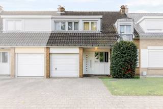 <p><b>Deze woning bezoeken op zaterdag 3 oktober tussen 10u en 13u? (enkel op afspraak)</b></p>
<p><span>Deze woning is gelegen op een perceel van ca. 215 m² in de Stokveldelaan te Sint-Michiels. Dankzij de gunstige ligging bevinden tal van voorzieningen zich op korte afstand. Zo zijn het station van Brugge, diverse scholen en winkels vlot bereikbaar. Ook verschillende belangrijke invalswegen liggen in de onmiddellijke omgeving.</span></p>
<p><span>Via de inkomhal betreed je de woning, die toegang biedt tot de lichtrijke leefruimte. Deze omvat een gezellige zit- en eetplaats, met aansluitend een veranda die uitkijkt op de tuin. De keuken sluit aan op de leefruimte. Verder bevinden zich op het gelijkvloers een gastentoilet en een praktische berging.</span></p>
<p><span>Op de eerste verdieping zijn er drie slaapkamers en een badkamer. De woning beschikt daarnaast over een zolder, bereikbaar via een uitschuifbare trap. Deze biedt extra bergruimte of de mogelijkheid om bijkomende slaapkamers in te richten.</span></p>
<p><span>Ook op praktisch vlak heeft deze woning heel wat te bieden. Zo is er een garage met oprit, wat zorgt voor extra comfort en parkeergelegenheid.</span></p>
<p><span>De woning vormt een solide basis met een functionele indeling en biedt dankzij enkele opfrissingswerken en modernisaties de mogelijkheid om helemaal naar eigen smaak te worden ingericht. Een interessante opportuniteit voor wie op zoek is naar een gezinswoning met potentieel op een centrale locatie in Sint-Michiels.</span></p>
<p><span>Volgens onze opvraging in het Maatregelenregister zijn er geen maatregelen vastgesteld voor dit kadastrale perceel.</span></p>
<p><b>Benieuwd naar de mogelijkheden van deze woning?</b></p>
<p><span>Contacteer Beau via beau@waeyler.be of 0470 54 16 27.</span></p>