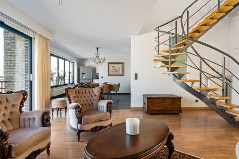 Zéér gunstig &amp; centraal gelegen dakappartement 190m2 met 4 SLK, onderg. garage &amp; ruime Z-gerichte terrassen - foto 2