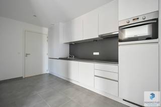 Deze nieuwbouw-assistentiewoning situeert zich in de klassevolle Residentie "Curaremos", rustig gelegen in het centrum van Tielt.<br />Hier kan men volledig zelfstandig wonen met de aanwezigheid van een woon-assistent en een conciërge. <br /><br />Deze serviceflat omvat een inkom. ruime woonkamer, open keuken ( keramische kookplaat, dampkap, koelkast met vriesvak, oven, enkele spoelbak en vaatwasser). Naast de keuken is er een aparte berging, eetplaats, leefruimte met veel natuurlijk lichtinval en terras. Kleine slaapkamer en grote slaapkamer met aansluitend de badkamer ( inloopdouche, lavabomeubel en toilet). <br />De serviceflat beschikt over een aangename en lichtrijke leefruimte met terras en open zicht.<br />Op de bovenste verdieping is er een gemeenschappelijke ontmoetingsruimte met kitchenette en ruim terras. <br /><strong> </strong><br />Alle ruimtes zijn uitgerust met een noodoproepsysteem, wanneer je in nood verkeert komt er snel professionele verpleegkundige ondersteuning. <br /><br />Ook is er een mogelijkheid tot het aankopen van een ondergrondse beveiligde  <span>autostaanplaats, deze is toegankelijk met een automatische poort. Vraagprijs = 22.000 euro Excl kosten. Er is tevens een private kelderberging voorzien in de prijs.</span><br /><br /><strong>Mogelijkheden en voorzieningen:</strong><br />- Gemeenschappelijke ontspanningsruimtes en terras<br />- Noodknoppen met een oproepsysteem in elke leefruimte, slaapkamer en badkamer<br />- Alle ruimtes zijn rolstoeltoegankelijk<br />- ruime lift<br />- Ondergrondse garage + fietsenberging<br />- 24 UUR OP 24 UUR EN 7 DAGEN OP 7 ZORGVERLENING <br /><br /><u><strong>Ook ideaal als investering/opbrengsteigendom en toekomstperspectief:</strong></u><br />- Huidige dagprijs is 44,38 EUR en bevat de woonvergoeding, dienstverlening (o.a. de noopoproepen, woonassistent,..) en syndic.<br /><br />RICHTPRIJS 248.000 EUR: Elk bod wordt voorgelegd aan de eigenaars, die al dan niet kunnen ingaan op dit aanbod.<br /><br />Aarzel niet om ons te contacteren en plan uw bezoek in via 050 550 750 of info@perspectiefvastgoed.be