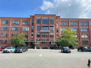 <strong>Huurprijs: € 1300/maand</strong><br /><strong>Beschikbaar: in onderling overleg</strong><br />
<p>Deze direct beschikbare kantoorruimte op de derde verdieping op Campus Blairon biedt een naadloze overgang naar een professionele werkomgeving. Met in totaal 3 tot 4 afzonderlijke kantoorruimtes, naast een goed uitgeruste vergaderzaal, is deze locatie perfect voor diverse bedrijfsbehoeften. De aanwezigheid van een alarm verhoogt de veiligheid en gemoedsrust.</p>
<p>De ligging van het kantoor is bijzonder gunstig, met een strategische nabijheid van de snelweg E34 die Antwerpen en Eindhoven verbindt. Dit zorgt voor een vlotte toegang en eenvoudige reismogelijkheden voor zowel personeel als klanten. Bovendien wordt de aantrekkelijkheid van de locatie versterkt door de ruime parkeermogelijkheden recht voor de deur, wat het voor iedereen gemakkelijk maakt om het kantoor te bereiken.</p>
<p>Kortom, deze instapklare kantoorruimte biedt niet alleen moderne faciliteiten, maar ook een gunstige locatie en voorzieningen die de productiviteit en tevredenheid van alle betrokkenen versterken.<br /><br />Het eigendom is gelegen ten westen van het centrum van de Stad Turnhout. Het betreft de kantoorsite van de oude militaire kazerne majoor Blairon. De locatie is goed bereikbaar met de wagen via het op- en afrittencomplex van de E-34 dat zich op circa 2 km bevindt. Met het openbaar vervoer bereikbaar per bus die een halte bedient op wandelafstand. Op de site is een betalende parking aanwezig</p>