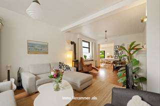 <p><span>Karaktervolle gezinswoning met 5 SLPK en bureau, gunstig gelegen te Sint-Katelijne-Waver.</span></p><p><span> </span></p><p><span>Deze prachtige woning is doorheen de jaren grotendeels gemoderniseerd en geoptimaliseerd, o.a. met een knappe verbouwing in 2006. De woning werd smaakvol vernieuwd met respect voor authentieke en karaktervolle elementen. Recent werd ook het dak nog vernieuwd en werden er zonnepanelen geplaatst. De verrassend ruime bewoonbare oppervlakte biedt een praktische indeling. Een lichtrijke woonkamer en aansluitend een gezellige leefkeuken bieden een perfecte thuis om mensen te ontvangen. In de veranda naast de keuken is het eveneens heerlijk vertoeven met zicht op achterliggend groen. Op de verdiepingen zijn er in totaal 5 ruime slaapkamers en een fijne mezzanine, ingericht als bureau. In totaal zijn er 2 badkamers - 1 met ligbad en 1 met douche. Verscheidene bergruimtes bieden heel wat stockageruimte. Parkeergelegenheid is gegarandeerd dankzij de ruime oprit en 2 garages. </span></p><p><span> </span></p><p><span>Achteraan de woning is het heerlijk vertoeven op het aangename terras en in de mooie, perfect zuidgerichte tuin met prachtig zicht op achterliggend groen met een vakantiegevoel als resultaat. In een moderne tuinkamer kan u genieten van rust en hobby.</span></p><p><span> </span></p><p><span>De fijne woning is uiterst gunstig gelegen dichtbij domein Rosendael en de Nete-dijk, ideaal voor mooie wandelingen en sportieve activiteiten. Dorpscentra met scholen en winkels zijn op fietsafstand gelegen, net zoals bruisende stad Mechelen. Dankzij de centrale ligging vormt de woning een ideale uitvalsbasis met vlotte verbinding via o.a. R6-E19, centraal tussen Brussel en Antwerpen.</span></p><p><span> </span></p><p><span>Kom de troeven van deze droomwoonst snel ontdekken en contacteer ons op 015/755 444 of via <span>info@immovercammen.be</span></span><span> .</span></p><p><span> </span></p>