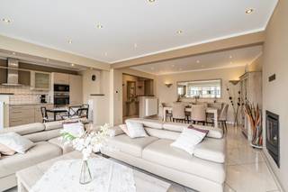 [[ DIT PAND NEEMT DEEL AAN DE ERA OPEN HUIZEN DAG OP 19/9 VAN 16:00 TOT 17:00 ]]
<p><strong>Ben je op zoek naar een ruim appartement met 2 slaapkamers, 2 terrassen en een private parkeerplaats op een centrale en residentiële ligging in Erembodegem? Zo gevonden!</strong></p>

<p>Gelegen in<strong> </strong>Erembodegem vinden we dit verzorgde appartement met een ruime bewoonbare oppervlakte van 111 m². De centrale ligging biedt een uitstekende bereikbaarheid, met het openbaar vervoer en belangrijke invalswegen in de nabije omgeving. Het appartement beschikt over 2 slaapkamers, een balkon, twee terrassen en een private parkeerplaats, waardoor het zowel voor koppels en gezinnen als voor investeerders een interessante opportuniteit vormt. Dankzij de 3-dubbele beglazing met PVC-ramen, de centrale verwarming op aardgas en de praktische indeling geniet je hier bovendien van een aangenaam wooncomfort. </p>

<p>Via de inkomhal bereik je de ruime woonkamer met aansluitende eetkamer, die samen een aangename leefruimte vormen. Aansluitend bevindt zich de keuken, uitgerust met onder andere een dampkap, diepvries, koelkast, elektrische kookplaat, microgolfoven, oven, spoelbak en vaatwasser. Verder beschikt het appartement over twee ruime slaapkamers van respectievelijk ca. 19 m² en 14 m². De grootste slaapkamer biedt bovendien toegang tot een balkon, wat zorgt voor een aangename extra buitenruimte. De badkamer is praktisch ingericht en beschikt over een douche, dubbele wastafel, toilet en voetbad. Daarnaast is er een berging met aansluitingen voor een wasmachine en droogkast.</p>

<p>Een absolute troef van deze eigendom zijn de verschillende buitenruimtes. Naast het balkon beschikt het appartement over twee terrassen, waardoor je op verschillende momenten van de dag van de buitenlucht kan genieten. Als extra pluspunt is er een private parkeerplaats voorzien.</p>