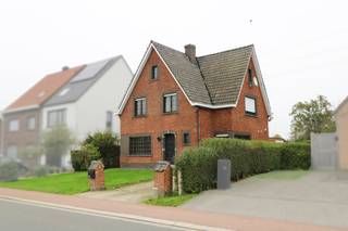 Deze woning aan de rand van Sint-Niklaas is goed gelegen aan invalswegen richting Gent, Antwerpen en Brussel. Het uitzicht op de velden benadrukt het landelijke karakter. Het perceel van meer dan 1000m2<sup> </sup>is aantrekkelijk voor wie van ruimte en groen houdt. De woning zelf dient volledig gerenoveerd te worden. Het gelijkvloers bestaat uit een inkomhal met toegang tot de kelder, een ruime keuken, woonkamer, toilet en achteraan een veranda. Op de eerste verdieping zijn 3 slaapkamers en een badkamer. Via een valtrap kan je naar de ruime zolder waar extra kamers gemaakt kunnen worden. Naast de woning bevindt zich een oprit die tot achter de woning loopt. Hier bevinden zich een aantal opslagruimtes/garages. Ben je op zoek naar een woning, rustig gelegen maar dichtbij het centrum met voldoende ruimte om te ontspannen, vraag dan zeker een bezoek aan!