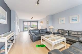 Op een boogscheut van het centrum van De Haan, namelijk in de Goudfazantlaan 12, vinden we dit leuke, opgefriste duplex appartement terug. Een ideale locatie voor wie graag in een rustige straat woont maar op wandel- en fietsafstand van handelszaken, bakkers, slagers en nabij de zeedijk. <br /><br />Bij het betreden van het appartement wordt u onmiddellijk verwelkomd in de aangename en lichtrijke leefruimte. De grote raampartijen zorgen voor een overvloed aan natuurlijk daglicht en creëren een open en uitnodigende sfeer. De leefruimte sluit naadloos aan op de open keuken (met aparte berging), waardoor een gezellige woonomgeving ontstaat. In de inkomhal hebben we ook nog een aparte toilet.<br /><br />Een absolute troef van deze duplex zijn de twee ruime terrassen. Zowel aan de voorzijde als aan de achterzijde van het appartement beschikt u over een buitenruimte die rechtstreeks toegankelijk is vanuit de woonkamer. Hierdoor kunt u op elk moment van de dag genieten van de zon of juist kiezen voor een rustig plekje in de schaduw. <br /><br />Op de bovenste verdieping bevinden zich drie ruime slaapkamers en een recent gerenoveerde badkamer uitgerust met toilet, dubbele lavabo en inloopdouche.<br /><br />Extra troef: er is mogelijkheid tot aankoop van een garagebox aan €45.000,00. (niet verplicht)<br /><br />Er is geen renovatieverplichting, waardoor u zonder zorgen kunt intrekken of verhuren. Bovendien is het appartement asbestveilig.<br /><br />Bent u op zoek naar een instapklaar appartement of een zonnig tweede verblijf aan zee met mooi uitzicht en ruim terras?<br /><br />Contacteer Victor via victor@immofrancois.be of 0470 64 60 28 voor meer informatie of een bezoek ter plaatse.<br /><br />