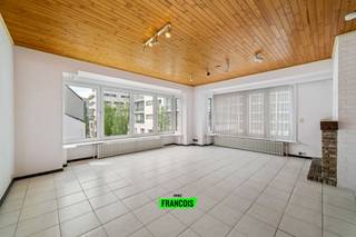 In de rustige Oesterbankstraat vinden we dit verzorgd appartement terug op de derde verdieping, op een aangename ligging nabij winkels, openbaar vervoer en de zee. Dankzij de centrale doch rustige ligging geniet u hier van alle comfort binnen handbereik.<br /><br />Bij het binnenkomen wordt u verwelkomd in de ruime leefruimte met open indeling. De grote raampartijen met dubbele beglazing zorgen voor een overvloed aan natuurlijk licht en creëren een aangenaam ruimtegevoel. Vanuit de living geniet u van een open en lichtrijke sfeer doorheen de dag.<br /><br />Aansluitend bevindt zich de compacte maar functioneel uitgeruste keuken, voorzien van alle nodige comfort.<br /><br />Verder beschikt het appartement over twee volwaardige slaapkamers, ideaal als vaste woonst, tweede verblijf of investering. De badkamer werd ingericht met een douche en lavabo, terwijl er daarnaast ook een apart toilet aanwezig is voor extra comfort.<br /><br />Bovendien is er een praktische berging aanwezig binnen het appartement, ideaal voor extra stockage.<br /><br />Een absolute meerwaarde is de inpandige garage die mee wordt verkocht met het appartement, wat in deze omgeving een grote troef vormt.<br /><br />Dankzij de goede indeling, het lichtrijke karakter en de gunstige ligging vormt dit appartement een uitstekende opportuniteit aan de kust.<br /><br />