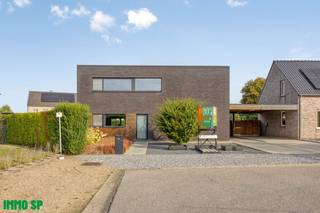 Zeer ruime gezinswoning met hoogwaardige afwerking op perceel van 7A 66CA, nabij het centrum van Tessenderlo.Bij binnenkomst betreed je een royale...