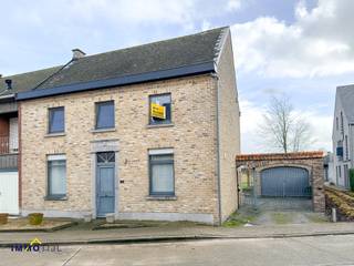 Op het gelijkvloers bevindt zich een inkomhal, een ruime en lichtrijke woonkamer met aansluitend een polyvalente ruimte die momenteel is ingericht...