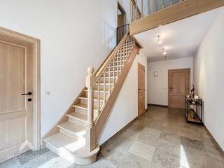 <p>Instapklare alleenstaande woning met open zicht bestaande uit een inkomhal met afzonderlijk toilet en vestiaire, zeer ruime leefruimte met eet-en zithoek, uitgeruste keuken met eetplaats, dubbele garage + was/bergplaats en een grote onderhoudsvriendelijke tuin met aangelegd terras en open zicht. Op het verdiep is een nachthal met afzonderlijk toilet, 3 ruime slaapkamers, dressing, ingerichte badkamer (douche, ligbad en lavabomeubel en een trapluik naar de geïsoleerde bergzolder.</p>
<p>Extra troeven:</p>
<ul>
<li>Conforme keuring elektriciteit</li>
<li>Bewoonbare oppervlakte van 289m²</li>
<li>Regenwaterput van 10.000L</li>
<li>Omgeven door groen</li>
<li>Vlotte verbinding naar allerlei faciliteiten</li>
<li>Private oprit en parkeergelegenheid voor de woning</li>
<li>Instapklaar</li>
</ul>
<p></p>
<p>Deze woning is te koop ZONDER makelaar via het concept van Smart Houses! Wenst u verdere inlichtingen of bezoek? Contacteer rechtstreeks de eigenaar via 0470/67.09.93</p>