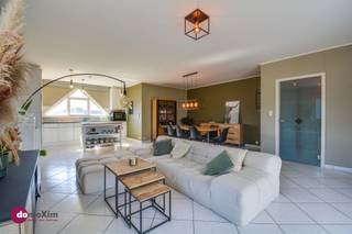 <p><span>Appartement met 2 slaapkamers en uitzonderlijk terras</span></p><p><span>Welkom in dit prachtige centraal gelegen appartement, waar ruimte en bereikbaarheid samenkomen. Bij binnenkomst word je verwelkomd in een verzorgde inkomhal die je leidt naar een ruime en lichtrijke leefruimte. De open keuken is volledig geïnstalleerd en vormt het kloppend hart van het appartement, perfect voor gezellige diners en ontspannen momenten. Aansluitend is er een veranda van maar liefst 20m².</span></p><p><span>Vanuit deze veranda stap je zo het aangename terras op, een ideale plek om te genieten van een kop koffie in de ochtend of een aperitief in de avond. De nachthal biedt toegang tot twee comfortabele slaapkamers, een aparte technische ruimte die perfect dienst doet als wasplaats of hobbykamer, en een klassieke badkamer met wastafel én douche. Een apart toilet bevindt zich eveneens in de nachthal, wat zorgt voor extra privacy en gemak.</span></p><p><span>Zowel achteraan (privatief) als vooraan (voor de bezoekers) is er voldoende parkeergelegenheid</span></p><p><span>Ben je op zoek naar een instapklaar appartement, weliswaar met een renovatieverplichting dan is dit precies wat je zoekt.</span></p><p><span> </span></p><p><span>015 20 36 00 - <span>info@domoxim.be</span></span><span> </span></p><p><span> </span></p><p><span>domoXim. Waar dromen thuis komen!</span></p><p><span> </span></p><p><span>Ook de waarde van je eigen woning kennen? Wij geven je graag advies.</span></p>