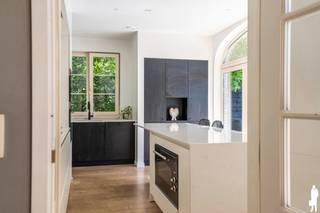 <p><strong>Exclusieve villa te Sint-Job-in-'t-Goor</strong></p>
<p>In een rustige en residentiële villawijk in Sint-Job-in-'t-Goor bevindt zich deze uitzonderlijk ruime villa met een <strong>bewoonbare oppervlakte van maar liefst 346 m²</strong>, gelegen op een <strong>volledig omheind perceel van 2.730 m²</strong>. Via de indrukwekkende <strong>lange oprijlaan</strong> bereikt u deze stijlvolle woning, waar privacy, rust en ruimte centraal staan. De fraai aangelegde tuin met <strong>zwembad</strong> vormt een heerlijke plek om het hele jaar door te genieten.</p>
<p>Bij het betreden van de woning komt u terecht in een ruime inkomhal met gastentoilet. De <strong>lichtrijke leefruimte</strong> vormt samen met de eetkamer het hart van de woning en geniet dankzij de <strong>grote raampartijen</strong> van een prachtig zicht op de tuin en het zwembad. Aansluitend bevindt zich de <strong>ruime leefkeuken</strong>, eveneens met een mooi uitzicht op het groen. Verder beschikt het gelijkvloers over een praktische wasruimte, een <strong>ruime masterbedroom met aansluitende badkame</strong>r en alle comfort voor gelijkvloers wonen.</p>
<p>Op de eerste verdieping bevinden zich <strong>vier volwaardige slaapkamers</strong>, variërend van ongeveer 17 m² tot 24 m², een <strong>tweede badkamer</strong>, een apart toilet en een ruime nachthal. Het <strong>balkon</strong> over de volledige breedte van de woning biedt een aangenaam uitzicht over de tuin.</p>
<p>De <strong>volledig afgewerkte zolderverdieping</strong> beschikt over twee bijzonder ruime kamers van ca. 34 m² en 42 m². Deze ruimtes zijn perfect in te richten als extra slaapkamers, bureau, hobbyruimte, fitness, speelkamer of polyvalente ruimte.</p>
<p>Met <strong>zeven mogelijke slaapkamers</strong>, drie volwaardige verdiepingen en uitzonderlijke volumes biedt deze villa tal van mogelijkheden voor grote gezinnen, thuiswerk of een combinatie van wonen en werken.</p>
<p><strong>Troeven</strong></p>
<ul>
<li>Bewoonbare oppervlakte van 346 m²</li>
<li>Perceel van 2.730 m²</li>
<li>Lange oprijlaan</li>
<li>Volledig omheinde tuin met optimale privacy</li>
<li>Zwembad</li>
<li>Mogelijkheid tot 7 slaapkamers</li>
<li>Praktische wasruimte</li>
<li>Afgewerkte zolder met tal van mogelijkheden</li>
</ul>
<p>Deze villa biedt een unieke combinatie van <strong>ruimte, privacy en comfort</strong> op een toplocatie in het groene Sint-Job-in-'t-Goor.</p>