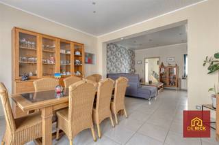 <p>Welkom in deze mooie woning in Teralfene. Deze goed onderhouden woning is ideaal voor wie op zoek is naar comfort en ruimte.</p><p>De woning heeft een bewoonbare oppervlakte van 208 m² en ligt op een perceel van 818 m².</p><p>Op het gelijkvloers vindt u de leefruimte, die open en lichtrijk is, met een gezellige zithoek en eetplaats die mooi in elkaar overlopen. De keuken is volledig ingericht en praktisch opgevat. Aansluitend vindt u een aanbouw waar zich de wasplaats, een apart toilet en een douchekamer bevinden.</p><p>Op de eerste verdieping vindt u een ruime slaapkamer met dressing en een vernieuwde badkamer, voorzien van een inloopdouche, toilet en dubbele lavabo. Ook is er een bureauplek en mogelijkheid om een derde slaapkamer te voorzien. De zolder is volledig ingericht als slaapkamer.</p><p>Verder beschikt de woning over een garage, ideaal voor uw wagen en extra opbergruimte.</p><p>Buiten geniet u van een overdekt terras waar u het hele jaar door kan ontspannen. De tuin biedt voldoende privacy en ruimte om er uw eigen invulling aan te geven.</p><p>Extra troeven: 10 zonnepanelen met thuisbatterij, centrale verwarming op gas, airco, alarm, …</p><p>Kortom, een aangename en praktische woning op een rustige ligging in Teralfene, waar u zich meteen thuis kan voelen.</p><p>Na ontvangst van de biedingen zal de verkoper beslissen of hij/zij de eigendom verkoopt aan het beste bod. De prijs is aldus niet bindend voor de verkoper.<br />Voor meer info kunt u ons contacteren op 053/70.23.67 of via info@derick.be. </p>