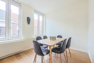 Dit prachtig appartement, perfect gelegen in het hart van Izegem, is ideaal als opbrengsteigendom of voor eigen bewoning.Recentelijk volledig...