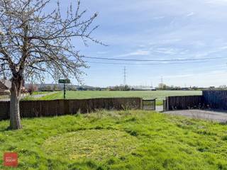 Te renoveren of nieuwbouw. Kangoeroewoning of andere mogelijkheden. Tussen centrum en natuur. Unieke landelijke verzichten naar Kluisbos.