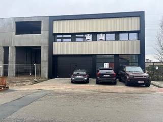 Gerenoveerd bedrijfsgebouw bestaande uit werkplaats/magazijn/atelier van 520m² met kantoorruimte van 237m² over 2 verdiepingen.Mogelijkheid om extra...