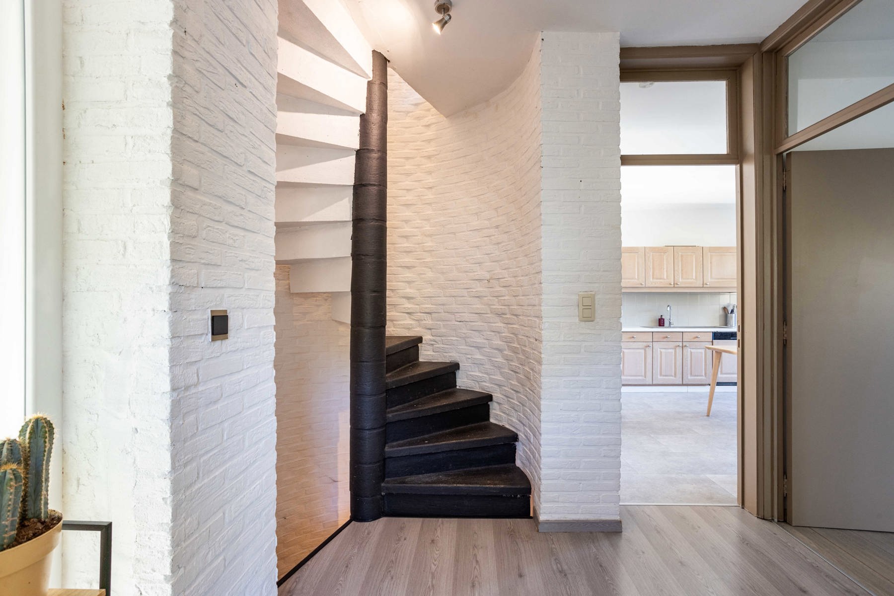 Ruime halfopen bebouwing met 4 slpks in doodlopende straat - foto 3