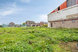 Bouwkavel gelegen te Hoeselt, Morgenstraat .<br /><br />Rustige en landelijke locatie op 3 km van het centrum van Hoeselt. Omliggende steden zoals Hasselt, Genk en Diepenbeek zijn vlot bereikbaar via de oprit van de E313 gelegen op enkele autominuten.<br /><br />Deze bouwkavel lot 2 is gelegen in een residentiële omgeving, in een autoluwe straat en is geschikt voor een gezinswoning in half vrijstaande bebouwing.<br />Dit vlakke perceel heeft een oppervlakte van 3A81CA en geniet een westelijke oriëntatie.<br />De perceelbreedte aan straatzijde bedraagt 12m53, aan de achterzijde (met uitsteek) 8m04 + 3m05. De perceeldiepte bedraagt enerzijds 31m52 en anderzijds 25m67.<br /><br />Volgende bouwvoorschriften zijn van toepassing:<br />- Hoofdbestemming ééngezinswoning. Nevenbestemming (max 40%) toegestaan indien complementair aan het wonen.<br />- Afstand perceelgrens is min 3m.<br />- Bouwbreedte bedraagt 9,47m.<br />- Bouwdiepte bedraagt 12m.<br />- Maximum 2 volwaardige bouwlagen.<br />- Dakvorm: hellend max 45° of plat. Eventuele gelijkvloerse meerdiepte verplicht plat dak.<br />- Vloerpeil: max 0,3m boven de as van voorliggende weg.<br />- Hellend dak kroonlijsthoogte max 6,50m, plat dak randhoogte max 7m<br />- Nokhoogte max 11,50m<br />- De woningen moeten op elkaar aansluiten wat betreft inplanting, dakvorm, kroonlijst- of dakrandhoogte, dakhelling en gevelkleur.<br />- Carport: open constructie toegestaan in de zone voor zijtuinen, max oppervlakte 21m².<br />- Bijgebouw: één vrijstaand bijgebouw in de vorm van tuinhuis of terrasoverkapping.<br /><br />Voor meer info contacteer ons op 0473 79 29 30 of mail naar luc@vestio.com<br /><br />