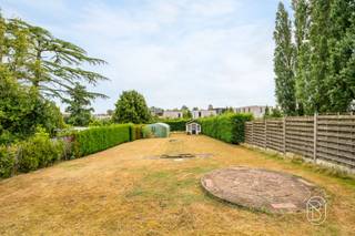 <p>Ruime halfopen woning met 3 slaapkamers en grote tuin</p><p>Deze aangename halfopen woning combineert ruimte, licht en rust met een vlotte bereikbaarheid. Op het gelijkvloers bevinden zich een inkomhal met apart toilet, een ruime en lichtrijke living, keuken en een veranda met prachtig zicht op de grote, zonnige tuin met weinig inkijk.</p><p>Op de eerste verdieping zijn er 3 slaapkamers, waarvan 2 bijzonder ruime kamers, en een badkamer. Daarnaast beschikt de woning over een kelder, zolder en een zeer ruime garage.</p><p>De rustige ligging en de vlotte verbinding naar de autosnelweg en Kortrijk maken deze woning bijzonder interessant voor gezinnen die comfortabel en rustig willen wonen, zonder in te leveren op bereikbaarheid.</p><p>Een ruime gezinswoning met veel potentieel, privacy en een grote tuin.</p><p>Meer info of plan je bezoek via denis@immobeguin.be of www.immobeguin.be</p>