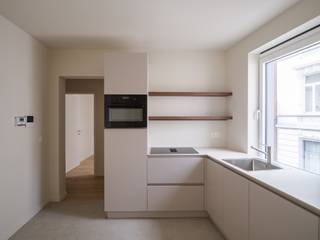 <strong>Hoogwaardig gerenoveerd duplex appartement met zonnig terras in het centrum van Gent</strong><br /><br /><em>Voor bezoekaanvragen: info@carloeggermont.be</em><br /><br />Op een <strong>gegeerde locatie</strong> tussen het Begijnhof, de Coupure en het <strong>historische centrum van Gent</strong> bevindt zich dit <strong>lichtrijke duplexappartement</strong>, onderdeel van een<strong> kleinschalig renovatieproject </strong>in een authentiek hoekgebouw. De residentie omvat slechts vier entiteiten, wat garant staat voor privacy, een <strong>eenvoudig beheer en lage gemeenschappelijke kosten.</strong><br /><br />De r<strong>enovatie werd uitgevoerd in 2026 </strong>met bijzondere aandacht voor<strong> energie-efficiëntie</strong>, kwalitatieve materialen en een tijdloze afwerking. Dit resulteert in een instapklaar appartement met een <strong>gunstige EPC B-score</strong> en hedendaags wooncomfort.<br /><br />Met een <strong>bruikbare vloeroppervlakte van ca. 71 m²</strong> biedt het appartement een aangename woonbeleving in het hart van de stad. De indeling omvat een lichtrijke leefruimte met naastgelegen keuken, een ruime slaapkamer, een tweede compacte kamer, een afzonderlijke bureauruimte met toegang tot het zonnige terras, een stijlvolle badkamer en een berging met wasvoorzieningen.<br /><br />Daarnaast beschikt de residentie over een <strong>gemeenschappelijke fietsenberging.</strong><br /><br /><strong>Een interessante opportuniteit voor zowel eigen bewoning als investering, dankzij de centrale ligging, kwalitatieve renovatie en beperkte kostenstructuur.</strong><br /><em>(opmaak aandeel kosten opmeting en basisakte ten laste van de koper)</em>