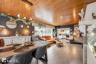 Bent u op zoek naar een grote, instapklare en zeer energiezuinige woning met magazijn en atelier, dan is deze eigendom beslist iets voor u. Deze goed onderhouden en stijlvolle half open bebouwing biedt u op het gelijkvloers een grote inkomhal met apart toilet, een lichtrijke living, een open en ingerichte keuken, een slaapkamer en een badkamer met douche, bad, toilet en dubbele lavabo. Op de eerste verdieping zijn er 2 slaapkamers die momenteel ingericht zijn als kantoor en werkatelier en een vaste trap naar de 2de verdieping waar zich een prachtige ruimte bevindt die naar eigen smaak kan worden ingericht en die uitgerust werd met een toilet en een lavabo. Het eerste en 2de verdiep kan ook eenvoudig worden omgebouwd tot kangoeroewoning. Achteraan de woning zijn er 3 garages, een groot magazijn en een atelier die door de vele raampartijen een prachtig uitzicht heeft. Verder beschikt de woning nog over een grote tuin met weids uitzicht. Centrale verwarming op aardgas. De ramen zijn voorzien van dubbele beglazing. De woning is bovendien uitgerust met 20 zonnepanelen en een thuisbatterij. Airco units aanwezig. EPC label A. Rustige ligging met goede verbinding naar E17 en N16. Boek vandaag nog uw afspraak en ontdek samen met ons deze prachtige eigendom!