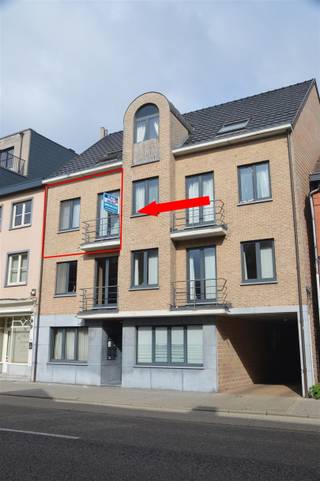 <p><span>Appartement in het centrum van Mol</span></p><p><span>Dit mooie appartement bevindt zich op de 2de verdieping in het hart van Mol, ideaal gelegen nabij winkels, restaurants en openbaar vervoer.</span></p><p><span>Het appartement beschikt over een ruime woonkamer met open keuken, 1 slaapkamer, een badkamer, apart toilet en een terras.</span></p><p><span>Dadelijk beschikbaar!</span></p><p><span>Geen gemeenschappelijke kosten.</span></p><p><span>Voor meer informatie of een bezichtiging, neem gerust contact op!</span></p>
