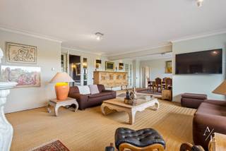 Dit statige appartement met ruime terrassen en prachtige verzichten wordt exclusief aangeboden via Access Estate! <br />BEZOEK OP AFSPRAAK!<br />Maak uw afspraak via +32472 60 91 51 (telefoon, sms of Whatsapp).<br /><br />Gelegen aan de Parklaan, op een boogscheut van het bruisende centrum van Aalst, bevindt zich dit luxueuze appartement op de zesde verdieping van de kleinschalige residentie Gimini I. Bij de oprichting werden hier oorspronkelijk twee appartementen samengevoegd tot één uitzonderlijke woonentiteit met een royale oppervlakte van 194 m², wat zorgt voor een bijzonder ruimtelijk gevoel en een unieke woonbeleving.<br /><br />Met het natuurgebied Osbroek als achterbuur geniet u vanuit de leefruimtes van een adembenemend uitzicht op het groen, dat elk seizoen opnieuw voor een ander prachtig schouwspel zorgt. De ligging combineert rust en bereikbaarheid: vlak bij de op- en afrit van de E40 en op wandelafstand van het centrum en diverse voorzieningen. Bovendien zijn er twee aparte garageboxen met extra parkeerplaatsen ervoor en twee privatieve kelderbergingen inbegrepen.<br /><br />De hoge afwerkingsgraad springt meteen in het oog. Degelijke en duurzame materialen zoals massieve houten deuren, inbraakveilige inkomdeuren, tal van ingemaakte kasten en diverse natuursteen accenten benadrukken het kwaliteitsvolle karakter van dit appartement.<br /><br />Bij het binnenkomen wordt u verwelkomd in de statige inkomhal met gastentoilet, ingemaakte kasten en vestiaire. De royale, lichtrijke leefruimte met open haard biedt een prachtig uitzicht op het achterliggende groen en sluit aan op de te vernieuwen keuken. Vanuit de eetplaats en keuken heeft u toegang tot het ruime zuidoostgerichte terras van ca. 27 m², waar u in alle rust van de zon en het uitzicht kunt genieten. De nachthal leidt naar drie slaapkamers, waarvan twee met toegang tot een balkon met zicht op de stad. De volledig in natuursteen afgewerkte badkamer is voorzien van een dubbele lavabo, ligbad en toilet, met de mogelijkheid om een douche te plaatsen.<br /><br />Troeven:<br />• Uitzonderlijke bewoonbare oppervlakte met hoge afwerkingsgraad<br />• Gegarandeerd groen verzicht<br />• Toegankelijk via lift<br />• Enige appartement op dit verdiep<br />• Twee aparte garageboxen en twee kelderbergingen voor stockage<br />• Gemeenschappelijke fietsenberging<br />• Ruime terrassen<br /><br />Keuringen:<br />• Asbestattest: asbestveilig<br />• EPC : label B <br />• Elektrische installatie: niet conform<br /><br />Bent u op zoek naar een uniek en karaktervol appartement in Aalst met een uitzonderlijk uitzicht en ongeëvenaarde ruimte? Grijp dan uw kans en contacteer ons vandaag nog om uw afspraak vast te leggen voor de bezoekdag.