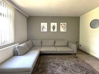 <p>Deze huurwoning vinden we terug langs de verbindingsweg Tongeren-Hoeselt, tussen Werm en Henis.<br />Door haar centrale ligging bereik je op slechts 10 min. zowel het centrum van Tongeren alsook Hoeselt. Ook de autostrade E313 is goed bereikbaar (5 km). In de nabije omgeving vinden we diverse KMO's terug waaronder B&amp;B De Tommen, Traiteur MAS, sterrenrestaurant &quot;Alter&quot;, Sané Thermen, etc. Natuurliefhebbers kunnen zich dan weer uitleven in de fiets- en wandelroutes in de omgeving, bv. startpunt &quot;Kluis van Vrijhern&quot;, het Wijngaerdbos... </p>
<p><strong>INDELING:</strong></p>
<p><strong><u>Gelijkvloers:</u></strong> via de inkomhal (ook toegang tot de kelder) kan u de woonkamer betreden. De keuken is uitgerust met een koelkast, oven, microgolfoven, inductiekookplaat, dampkap en spoelbak. De keukentafel blijft aanwezig. De keuken biedt toegang tot een 2de kamer die kan gebruikt worden als eetkamer, bureauruimte of extra slaapkamer. De badkamer is voorzien van een ligbad (kan ook als douche gebruikt worden), lavabo in meubel en de aansluiting voor de wasmachine/droogkast. Achteraan is er toegang tot het terras.</p>
<p><strong><u>Eerste verdieping</u></strong>: via een trap gaat men naar de ruime slaapkamer boven. Deze is voorzien van rolluiken.</p>
<p><strong><u>Exterieur</u></strong>: de woning beschikt over een voortuin, een kelder, een garage en een terras achteraan.</p>
<p>Daarenboven beschikt dit huis over 3 <strong>airco</strong>-units, <strong>zonnepanelen</strong> en over conforme elektriciteit.</p>
<p><strong>Vrij vanaf 1 september 2026. </strong>Provisie jaarlijks onderhoud C.V., onderhoud tuin (gras bemesten, afrijden, onkruid sproeien, hagen snoeien,...) en bijdrage brandverzekering huurder bedraagt 65 EUR per maand.</p>