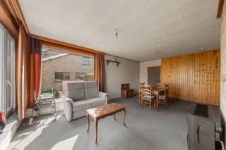 Deze gelijkvloerse woning is gunstig gelegen in een aangename omgeving met een uitstekende bereikbaarheid. Hier woont u in een groene omgeving vlak bij het Groenhovebos, terwijl u tegelijk geniet van een vlotte verbinding met belangrijke verbindingswegen. Deze woning vormt de ideale basis om verder naar eigen smaak in te richten. De woning is gelegen op een perceel van 800 m² en beschikt over een praktische en aangename indeling.<br />Alles bevindt zich op het gelijkvloers, wat zorgt voor extra wooncomfort en vlotte toegankelijkheid.<br /><br />Indeling als volgt: inkomhal, lichtrijke leefruimte met zit- en eethoek, aansluitende keuken, veranda met zicht op de tuin, badkamer, drie slaapkamers en een ruime inpandige garage.<br />Buiten geniet u van een ruime tuin, aangevuld met een praktische berging en een vernieuwde carport.<br /><br />Een interessante opportuniteit voor wie op zoek is naar een gelijkvloerse woning met potentieel, op een goed bereikbare locatie en in de nabijheid van natuur.<br /><br />Renovatieplicht van toepassing.<br />Voor meer informatie of een bezoek ter plaatse aarzel niet en bel Ward op 0470 20 66 88