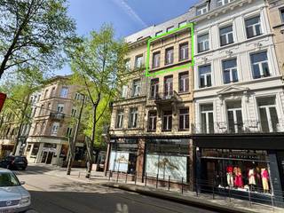 <p>Charmant 1-slaapkamerappartement op toplocatie – Nationalestraat/Franckenstraat, Antwerpen</p><p>Op de hoek van de Nationalestraat en Franckenstraat bevindt zich dit aangename appartement op de 1ste verdieping, ideaal voor wie centraal wil wonen in Antwerpen.</p><p>De leefruimte aan de voorzijde geniet van veel licht en biedt plaats voor zithoek en eethoek.</p><p>De keuken achteraan is uitgerust met een nieuwe ijskast, elektrisch kookvuur en hete luchtoven.</p><p>Slaapkamer achteraan zorgt voor optimale rust en privacy.</p><p>Naast de slaapkamer bevindt zich de badkamer met bad, lavabo en toilet. Er is ook een praktische berging aanwezig.</p><p>Topligging nabij het historische centrum, het Zuid en de Kammenstraat. In de buurt vind je tal van winkels, restaurants, cafés en openbaar vervoer. Het Museum van Schone Kunsten en het M HKA liggen op wandelafstand.</p>