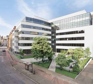 <strong>"Compass" is een modern kantoorgebouw dat state-of-the-art faciliteiten biedt met volledig aanpasbare verdiepingen, afgestemd op uw specifieke behoeften. Het biedt 6.877 m² flexibel in te richten kantoorruimte over zes verdiepingen met veel natuurlijk licht en prachtig uitzicht op stad en park. Het gebouw beschikt over geavanceerde klimaatplafonds voor passieve verwarming en koeling, en moderne voorzieningen zoals laadpunten, parkeerplaatsen.<br /><br />KENMERKEN:</strong><br />
<ul>
<li>1.172 m² flexibel</li>
<li>Parkeermogelijkheden aanwezig</li>
<li>Klimaatplafondpanelen</li>
<li>Voorzieningen: laadpunten, parking, fietsenstalling, douches</li>
<li>Groene buitenruimte</li>
<li>Levendige buurt</li>
<li>BREEAM "Excellent"</li>
<li>Zonnepanelen, warmtepompen</li>
<li>Toekomstbestendig</li>
</ul>