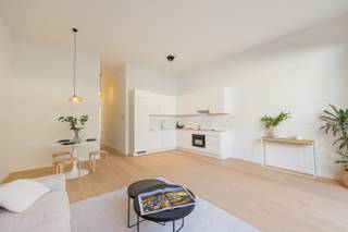 Stijlvol nieuwbouwappartement met één slaapkamer en stadstuin te Antwerpen!<br /><br />In een kleinschalig en modern nieuwbouwproject (bouwjaar 2026) stellen we dit prachtig afgewerkte appartement op de gelijkvloerse verdieping voor, waar comfort, licht en kwaliteit centraal staan.<br /><br />Bij het binnenkomen valt meteen de ruime en lichtrijke leefruimte met hoge plafonds op, afgewerkt met een houten vloer die doorloopt door het volledige appartement. De open keuken is uitgerust met toestellen en sluit mooi aan bij de leefruimte.<br /><br />Dankzij de grote schuiframen geniet je van een overvloed aan natuurlijk licht en heb je rechtstreeks toegang tot de privatieve stadstuin. Deze buitenruimte vormt een echte verlenging van de leefruimte en biedt een rustige plek om te ontspannen. <br /><br />De ruime slaapkamer zorgt voor een aangename rustige slaapomgeving. De badkamer is hedendaags ingericht met een ruime inloopdouche voorzien van regendouchekop en een dubbele lavabo. Daarnaast is er op de gang een apart gastentoilet voorzien.<br /><br />Ten slotte is er nog een privatieve kelderberging mee inbegrepen.<br /><br />Belangrijkste troeven:<br /><br />- EPC (A-label) – energiezuinig<br />- Kleinschalig gebouw met 5 units<br />- Aparte meters voor nutsvoorzieningen<br />- Gemeenschappelijke fietsenberging aanwezig<br /><br />74m² bewoonbare oppervlakte (cfr EPC). Aankoop onder het BTW-stelsel van 21%.<br /><br />Wenst u een bezoek of meer informatie? Dan kan u ons steeds contacteren via info@dvarealestate.be of via 03/297.00.00.