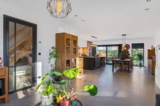 In een rustig, autovrij woonerf op wandelafstand van het centrum van Schilde en het Picardiëbos, bevindt zich deze zeer recente en energiezuinige woning. Hier geniet u van hedendaags wooncomfort, een hoogwaardige afwerking en een praktische indeling die perfect aansluit bij het moderne gezinsleven.<br /><br />Gelijkvloers: De inkomhal met vestiaire en gastentoilet leidt u naar de leefruimte via een stijlvolle deur. Het gezellig salon en eetkamer vormen samen met de ruime leefkeuken een warm en uitnodigend geheel. De keuken is uitgerust met een centraal werkeiland, een composieten werkblad en ze beschikt over alle moderne toestellen. Dankzij het grote schuifraam geniet u van een prachtig zicht op de tuin en directe toegang tot het terras. Grenzend aan de keuken bevindt zich een praktische berging/wasplaats, voorzien van een aparte buitendeur naar de achter en zij-tuin.<br /><br />Eerste verdieping: Overloop welke toegang geeft tot drie ruime slaapkamers en een praktisch ingedeelde moderne badkamer met een dubbel lavabomeubel, inloopdouche, ligbad en een toilet.<br /><br />Tweede verdieping: Via een vaste trap bereikt u een ruime vierde slaapkamer. Deze verdieping biedt bovendien de optie om een tweede badkamer te installeren, wat het wooncomfort verder kan verhogen.<br /><br />Buitenruimte: Beschikt over een zonnige, volledig omheinde tuin en een privatieve autostaanplaats, reeds voorzien voor de installatie van een elektrische laadpaal, maakt het geheel compleet.<br /><br />Bijzonderheden:<br />+Zeer recente en energiezuinige woning<br />+ Hedendaagse inrichting met kwaliteitsvolle materialen<br />+ Verwarming op aardgas, vloerverwarming op het gelijkvloers<br />+ Regenwaterput van 5000 liter, recuperatie voor de wasmachine<br />+ Ventilatiesysteem C+<br />+ 6 Zonnepanelen<br />+ EPC: 51 kWh/m² – E-peil 29<br /><br />Gemeenschappelijke kosten: €83/maand (verzekering, onderhoud woonerf, verlichting, syndicus, …)<br /> 