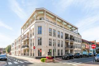 Dit prachtig appartement ligt op het gelijkvloers in Residentie Le Manoir.Het appartement bestaat uit een inkomhal, gastentoilet, eethoek, open...