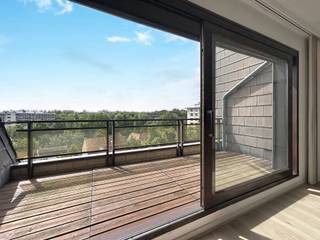 Situé à deux pas de la station de métro Beaulieu et de l'école japonaise, venez découvrir ce lumineux appartement de coin de +/- 103m².
Il est situé au 4ème étage d'un immeuble avec ascenseur.
Vous pourrez profiter d'un hall d'entrée avec vestiaire encastré, d'un spacieux et lumineux séjour, d'une cuisine entièrement équipée, d'une arrière cuisine/buanderie, de deux grandes chambres (+- 18m2 et +- 14m2), d'une salle de bain, d'une salle de douche, d'une toilette et d'une belle terrasse plein sud avec une vue dégagée sur le quartier des Pêcheries et son étang.
Vous profiterez également d'un garage box fermé et d'une cave pour 125€ de supplément (obligatoire).
"Beaulieu" est un quartier verdoyant et calme à proximité des commerces, des transports en commun (bus et métro) et d'un accès facile à l'autoroute et au Ring de Bruxelles. Vous serez également tout proche de l'Ecole Japonaise et de l'Ecole Européenne.
Provision pour charges communes et eau froide : 150€/mois. Chaudière au gaz récente.
Excellent PEB : D+ - 155 kWh/m2 - 30 kg/CO2 - numéro : 202504250000712405012
Disponible immédiatement. Bail long terme.
Contact : Laurent +32 478 24 45 85 ou laurent.michiels@weinvest.be