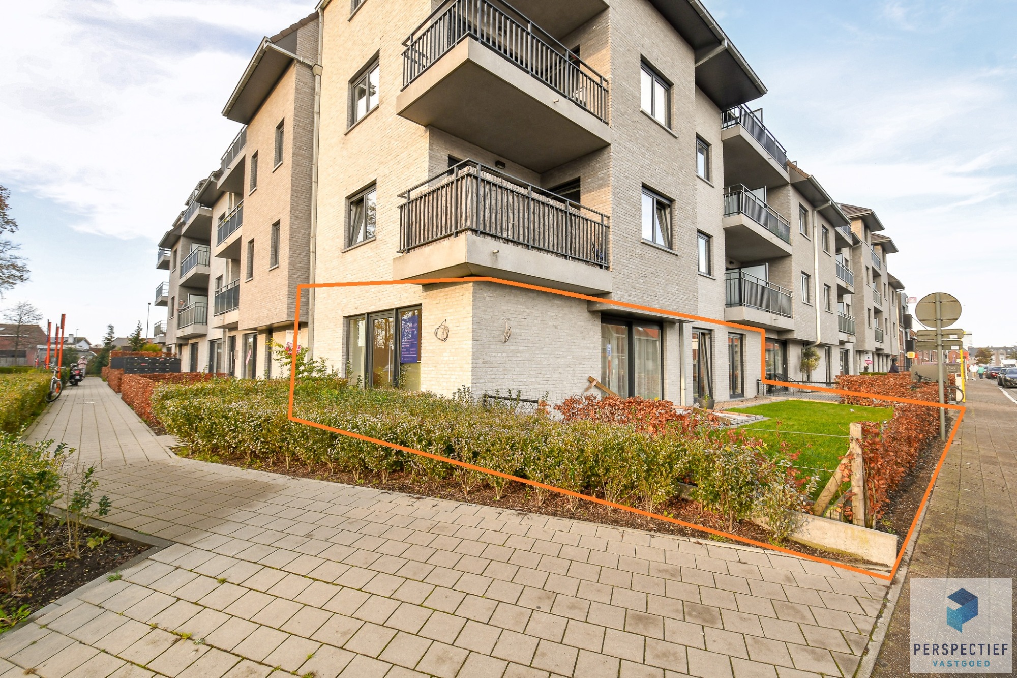 Strategisch gelegen handelsgelijkvloers op een zichtlocatie - foto 1