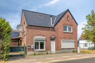 <p>Op een centrale ligging bevindt zich deze open bebouwing met twee afzonderlijke entiteiten, een interessante opportuniteit voor investeerders of kandidaat-kopers die op zoek zijn naar een vastgoedproject met tal van mogelijkheden. Het gebouw dient verder gerenoveerd te worden, maar beschikt over een sterke basis en biedt heel wat potentieel om de waarde verder te verhogen.</p><p></p><p>Eén van de twee entiteiten is momenteel verhuurd, waardoor je onmiddellijk geniet van een bestaande huuropbrengst. De tweede entiteit kan volledig naar eigen smaak en volgens de huidige woonnormen worden afgewerkt of gerenoveerd. Hierdoor biedt het pand een mooie combinatie van onmiddellijk rendement en toekomstgerichte meerwaarde.</p><p></p><p>De open bebouwing zorgt voor extra lichtinval en een aangename woonbeleving. Dankzij de veelzijdige indeling is dit gebouw geschikt voor verschillende invullingen, afhankelijk van jouw plannen en investeringsdoelstellingen.</p><p></p><p>De centrale ligging vormt een bijkomende troef. Winkels, openbaar vervoer, scholen en belangrijke verbindingswegen bevinden zich in de omgeving, wat het pand aantrekkelijk maakt voor zowel bewoners als huurders.</p><p></p><p>Ben je op zoek naar een investeringspand met twee entiteiten, een bestaande verhuur en een sterk renovatiepotentieel, dan nodigen wij je graag uit om de mogelijkheden van deze eigendom zelf te ontdekken.</p>