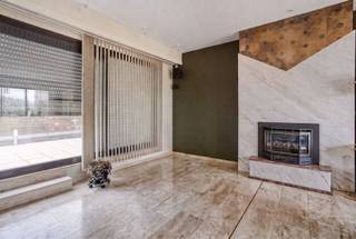 <p><span>Dit lichtrijke dakappartement is gelegen op de vierde en bovenste verdieping van een verzorgd gebouw in de Dassastraat 92 te Deurne. Dankzij de gunstige ligging geniet u hier van een rustige woonomgeving met een vlotte verbinding naar winkels, openbaar vervoer en belangrijke invalswegen. Bij het appartement is een dubbele garagebox en een praktische berging verplicht bij aan te kopen voor € 25.000/stuk.</span></p><p><span>Het appartement beschikt over een aangename en ruime leefruimte met veel natuurlijke lichtinval. Aansluitend bevindt zich een groot terras aan de voorzijde, ideaal om te genieten van de buitenlucht. Ook aan de achterzijde van het appartement bevindt zich een tweede ruim terras, wat zorgt voor extra buitenruimte en zon op verschillende momenten van de dag. De beide terrassen zijn uitgerust met elektrische zonnewering.</span></p><p><span>De woning omvat verder twee volwaardige slaapkamers, een functionele keuken met berging en een badkamer. Verder is er nog een bureau ruimte dat ook als dressing, speelkamer of hobbyruimte kan worden ingericht.</span></p><p><span>Dit appartement biedt een mooie combinatie van ruimte, licht en buitencomfort op een aantrekkelijke locatie in Deurne.</span></p><p><span> </span></p><p><span>Bijzonderheden</span><span>:</span></p><p><span>De lift komt tot in het appartement.</span></p><p><span>EPC Energielabel D - 339 kwh/(m² jaar)</span></p><p><span>CV is individueel op gas</span></p><p><span>Er is overal dubbele beglazing met aluminium kader en overal rolluiken</span></p><p><span>Vaste kosten: 124/maand (inbegrepen: water, lift, blokpolis). Er is geen syndicus in het gebouw.</span></p><p><span>P-score: A</span></p><p><span>G-score: A</span></p>