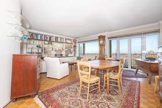 Tussen lucht, licht en groen ontdekt u een appartement met zeldzaam potentieel.In het hart van het bijzonder gegeerde Domaine de la Magnanerie...