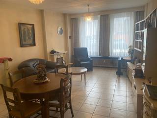 <p><span>GEZELLIG APPARTEMENT MET 2 SLAAPKAMERS, TERRAS EN KELDERBERGING</span></p><p><span>3de verdieping met lift in goed onderhouden residentie - ligging in centrum aan parking "Hoogstraat" met vlotte bereikbaarheid via E19, N16 en A12</span></p><p><span> </span></p><p><span>Inkomhal / living met eetplaats (29m²) / half-ingerichte keuken (3,1 x 1,9m) / 2 slaapkamers (4,2 x 3,8m; 3 x 2m) waarvan de grootste met toegang tot terras (4m²) / badkamer met wastafel, douche en wc.</span></p><p><span> </span></p><p><span>Individuele kelderberging (4,1 x 1,3m).</span></p><p><span><br />Lasten gemene delen: € 95 (onderhoud gemene delen, gebruik lift en elektriciteit gemene delen) (jaarlijkse afrekening).</span></p><p><span>Lasten appartement: € 85 (koud en warm water appartement en verwarming appartement) (jaarlijkse afrekening).</span></p><p><span> </span></p><p><span>Appartement is bewoonbaar door maximaal 3 personen.</span></p><p><span> </span></p><p><span> </span></p>